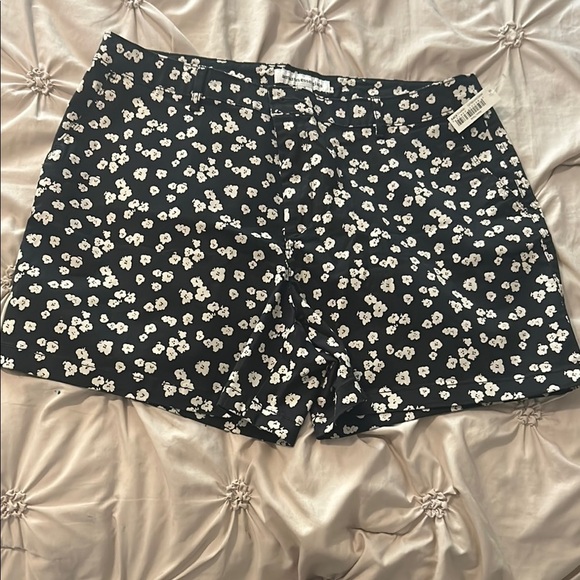 Amazon Essentials Pants - Amazon Essentials Black and White Floral Bermuda Shorts